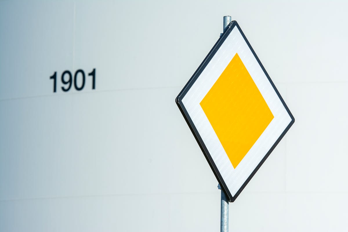 Panneau jaune : rôle, réglementation et conseils pour bien l’identifier