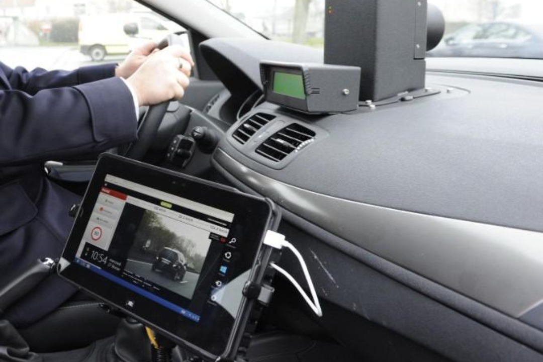 Radar mobile embarqué : règles, fonctionnement et conseils pour éviter les sanctions