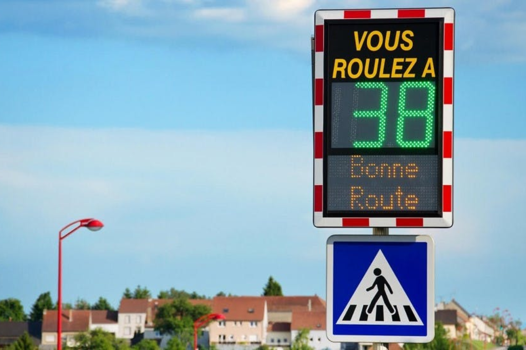 Radar pédagogique flash ou pas : fonctionnement, avantages et choix adapté