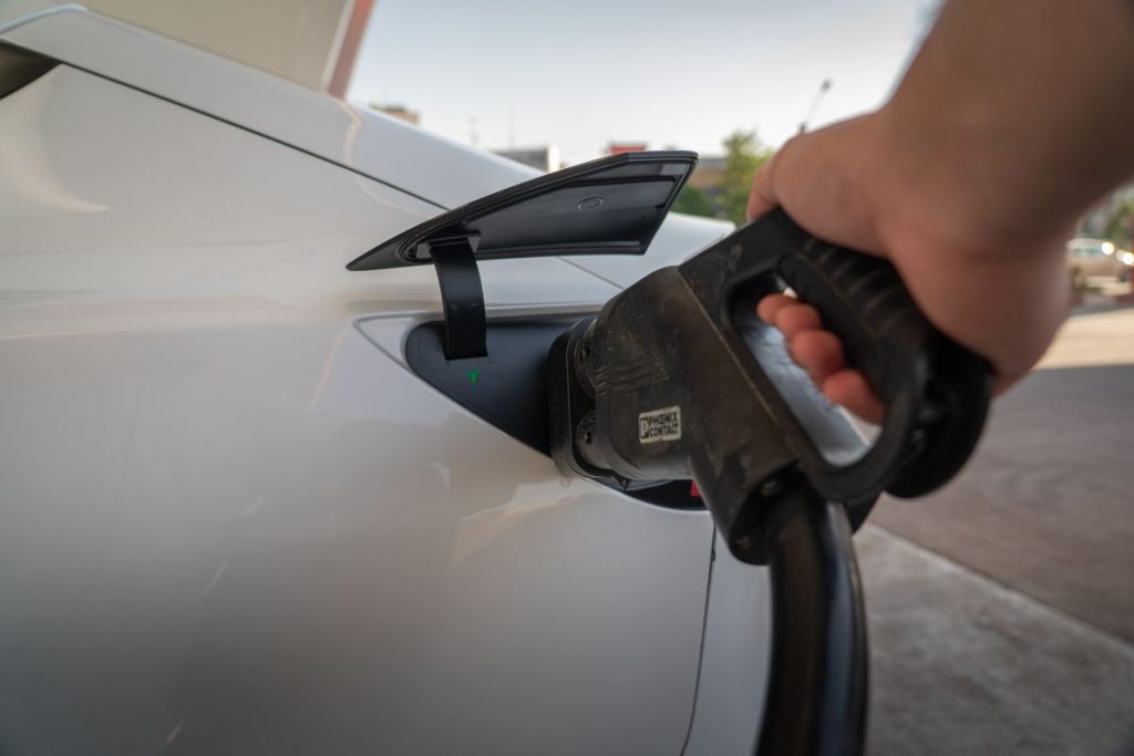 Borne de recharge à domicile : prix et aides 2026
