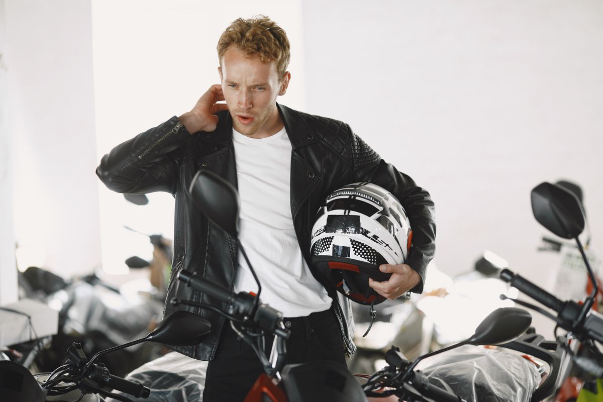 Casque moto ECE 22.06 : comment vérifier l’homologation ?