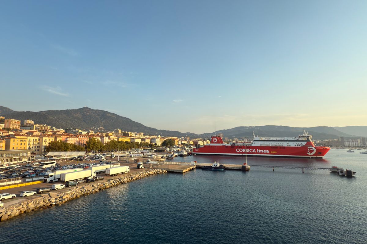 Ferry voiture Corse : tarifs, conseils de réservation