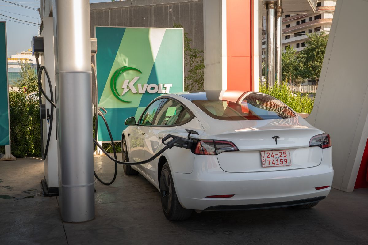 Recharge sur autoroute : prix au kWh en 2026, tarifs et conseils
